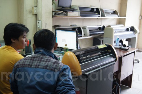 nhan-vien-the-gioi-decal-huong-dan-ky-thuat-cho-khach-hang