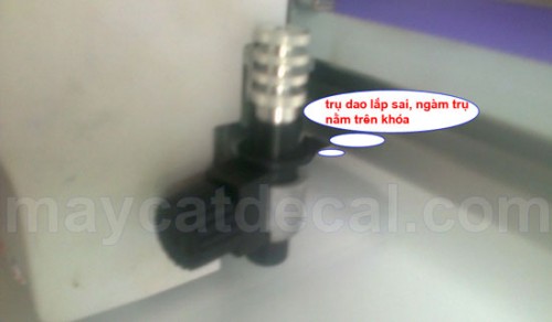 Lap-dat-tru-dao-sai-lam-may-cat-decal-mimaki-CG-60SRIII-phat-ra-tieng-keu-lơn-khi-van-hanh